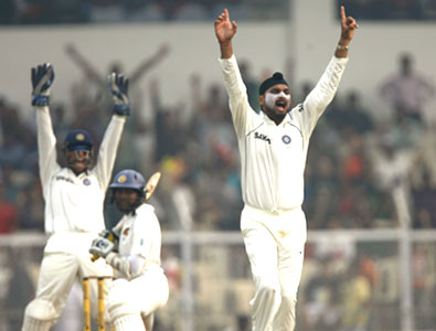 Harbhajan Singh successfully appeals for the wicket of Tillakaratne Dilshan