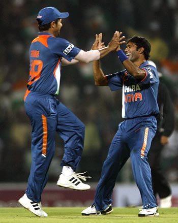 Ashok Dinda (right) celebrates with team-mate Suresh Raina after taking the wicket of Sanath Jayasuriya