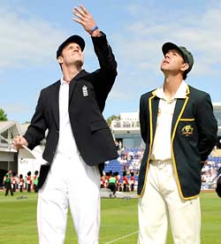 Andrew Strauss and Ricky Ponting at the toss