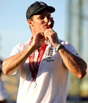 Andrew Strauss kisses the traditional urn after winning the Ashes series against Australia at the Oval in London