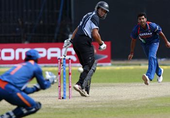 MS Dhoni catches Ross Taylor