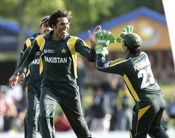 Mohammad Asif and Kamran Akmal celebrate the wicket of  Cameron White