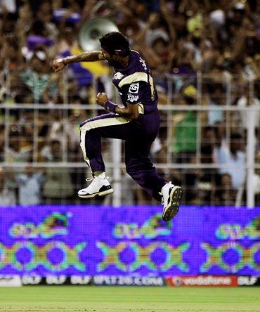Ashok Dinda celebrates the wicket of David Warner