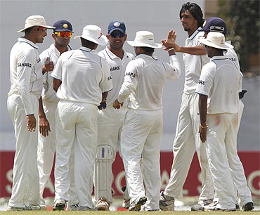 -India's Ishant Sharma (3rd R) celebrate taking the wicket of Sri Lanka's Ajantha Mendis with teammates