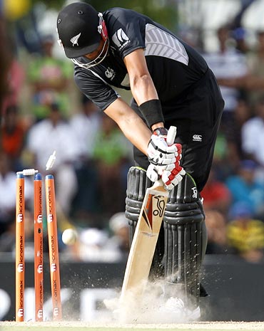 Daryl Tuffey is bowled by Lasith Malinga