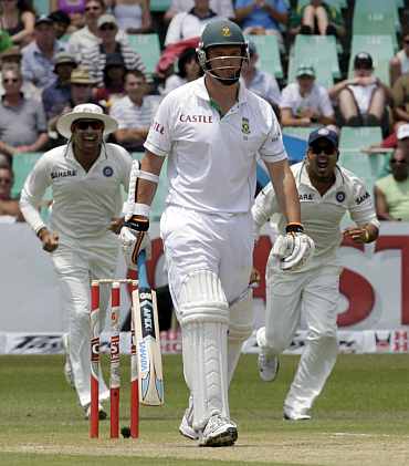 India's Zaheer Khan celebrates after picking up South Africa's Graeme Smith during the second Test in Durban