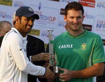 Dhoni and Graeme Smith at the prize distribution ceremony