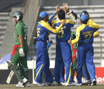 Sri Lankan players celebrate the wicket of Tamim Iqbal