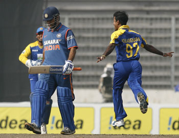Sri Lankan players celebrate MS Dhoni's dismissal