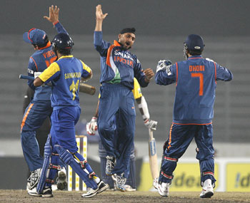 Harbhajan Singh celebrate Kumar Sangakkar's wicket