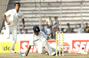 Rahul Dravid (right) goes to the ground after being hit by a Shahadat Hossain beamer