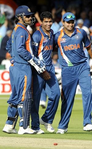 Jadeja (centre) with Dhoni and Raina