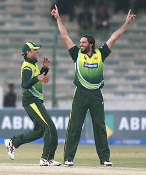 younis khan (left) and shahid afridi