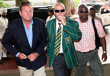 Herschelle Gibbs (centre) arrives at a Mumbai hotel on October 11, 2006 on the eve of questioning by Indian police over the 2000 match-fixing case