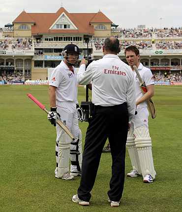 Ian Bell and Eoin Morgan talk to fourth umpire