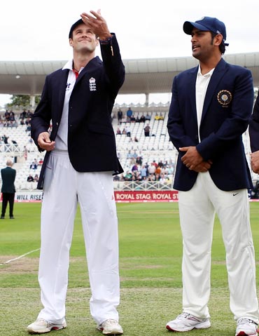Andrew Strauss (left) and Mahendra Singh Dhoni at the toss