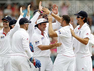 England's Tim Bresnan (2nd from right) celebrates taking the wicket of India's Abhinav Mukund