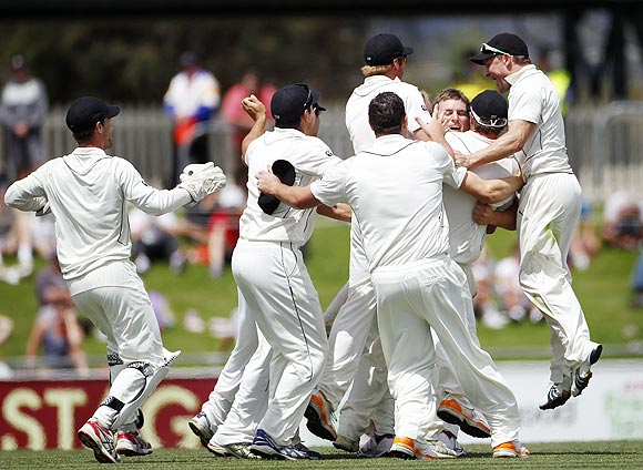 New Zealand players celebrate after beating Australia in the second Test on Monday