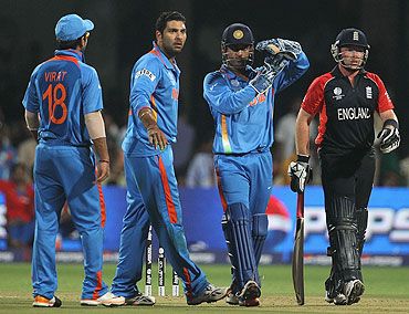 MS Dhoni reviews an LBW appeal against Ian Bell during the 2011 ICC World Cup
