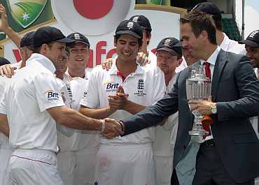 English captain Strauss receives the winner's urn from former captain Vaughan in Sydney