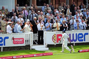 Despite his failures in the Test, the Lord's crowd saluted Sachin with standing ovations