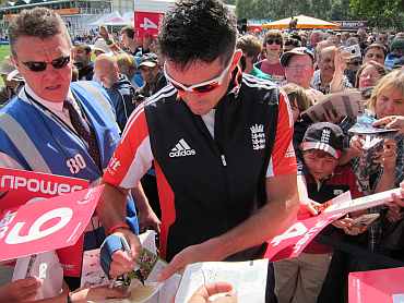 Kevin Pietersen signs autographs before the play