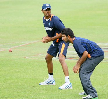 Unadkat trains with Cheteshwar Pujara during India's tour of South Africa at Kingsmead in December 2010