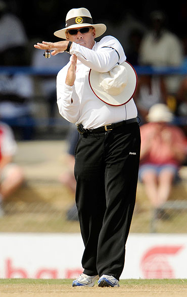 Umpire Daryl Harper