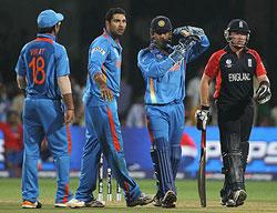 MS Dhoni unsuccessfully reviews an LBW appeal against Ian Bell