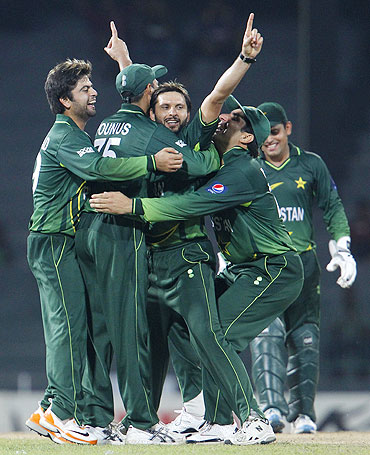 Pakistan's captain Shahid Afridi (centre) is congratulated by his teammates