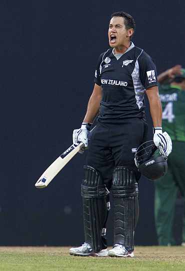 Ross Taylor celebrates with teammates after winning his match against Pakistan