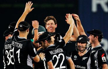 Jacob Oram celebrates with team mates after taking the wicket of Graeme Smith