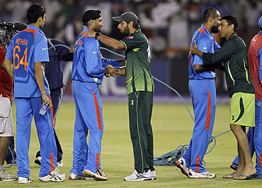 Pakistan's captain Shahid Afridi (centre) shakes hands with India's Harbhajan Singh as Pakistan's Younis Khan (2nd from right) congratulates India's Yusuf Pathan after India's victory