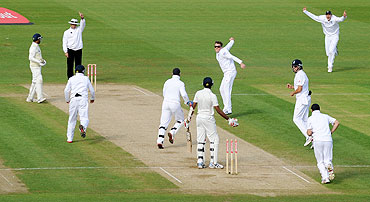 England's Graeme Swann (4th from right) and his teammates celebrate the dismissal of Sri Lanka's Farveez Maharoof