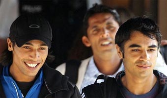 Mohd Amir (left) with Mohd Asif (behind) and Salman Butt
