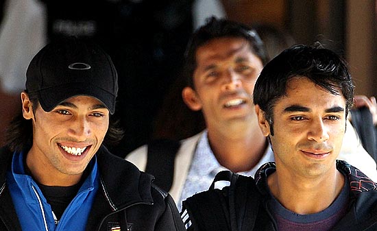 Mohammad Amir (left), Mohammad Asif (behind) and Salman Butt