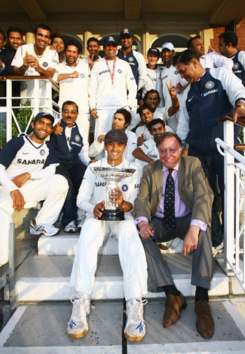 Rahul Dravid holds the Pataudi trophy as Indian players celebrate their series win against England with Tiger Pataudi at the Oval on August 13, 2007