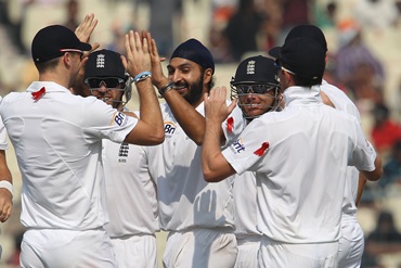Monty Panesar gets a high-five from his teammates