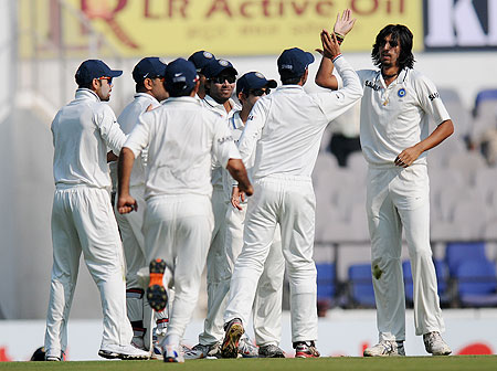 Ishant Sharma celebrates with teammates after dismissing Nick Compton