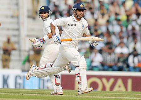 MS Dhoni and Virat Kohli run between the wickets