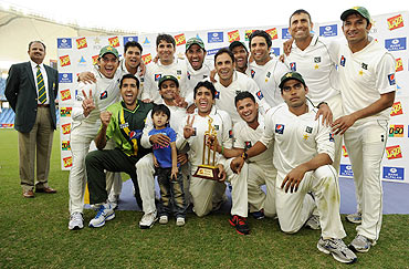 The Pakistan team celebrates with the trophy after winning the third Test and the series against England on Monday
