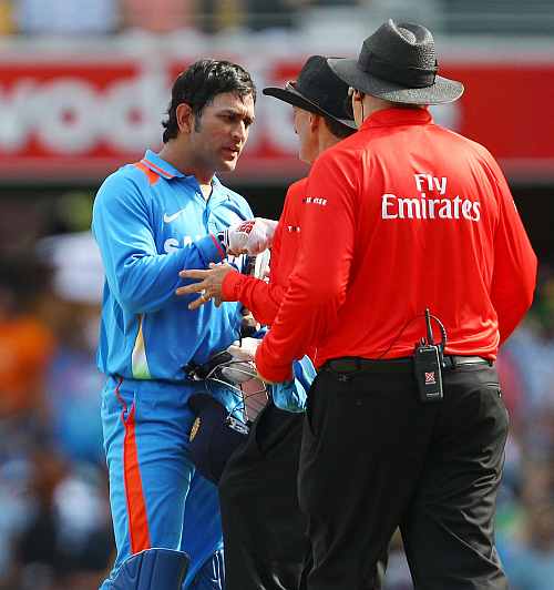 MS Dhoni argues with umpires