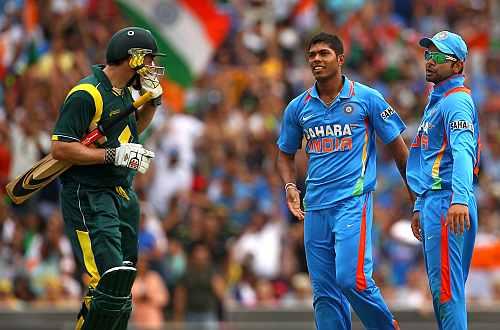 Virat Kohli speaks to David Hussey during their game