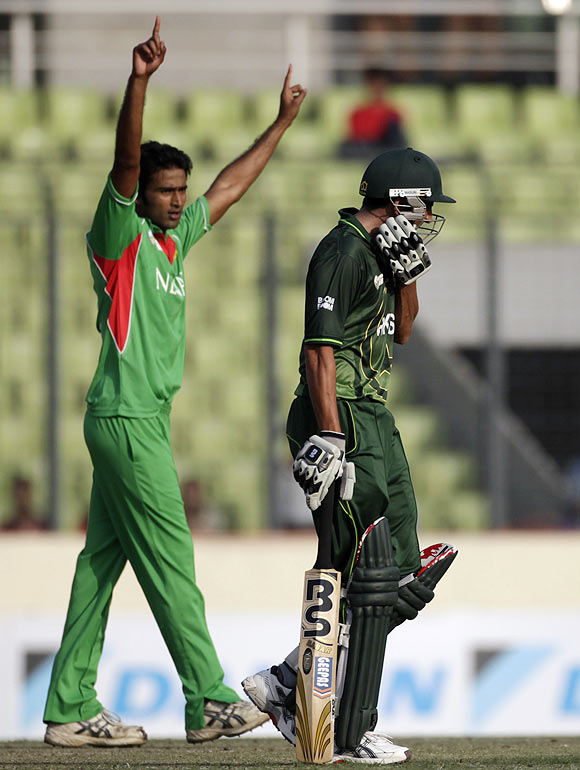 Bangladesh's Shahadat Hossain celebrates his dismissal of Pakistan's Younis Khan