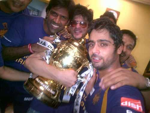 Shah Rukh Khan, Iqbal Abdullah and L Balaji with the IPL trophy