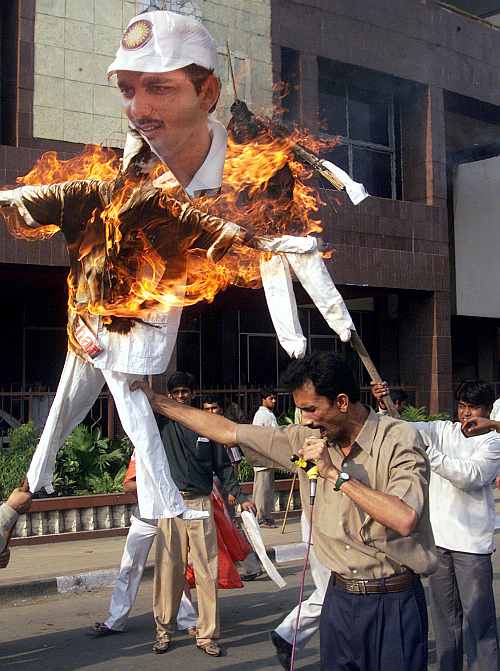 Fans burn effigy of Mohammad Azharuddin