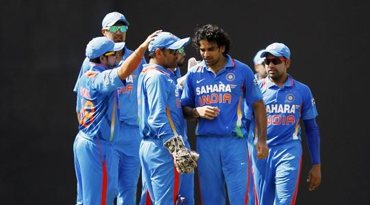 Captain Mahendra Singh Dhoni speaks to Zaheer Khan