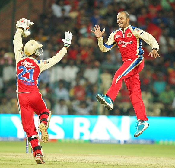 Murali Kartik (right) celebrates wicket of Ricky Ponting with wicketkeeper Arun Karthik