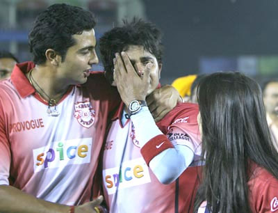 S Sreesanth is comforted by VRV after being slapped by Harbhajan Singh in 2008