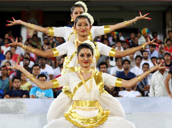 Image:IPL-CHeerleaders-Indian-Bharatnatyam-girls-in-Indin-costume-sexy-hot-ipl-babes